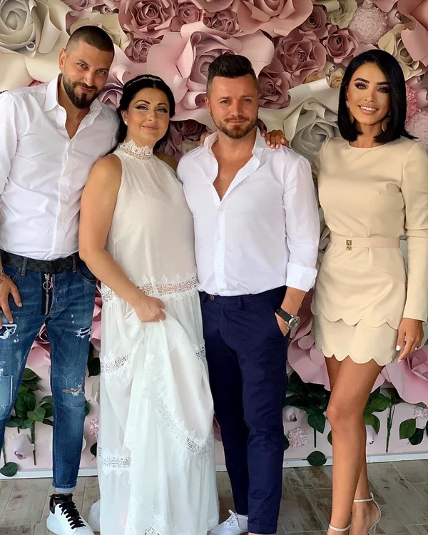 După ceremonia din biserică, Tavi Clonda și Gabriela Cristea au ținut o petrecere acasă, în curte, iar invitații și-au schimbat ținutele