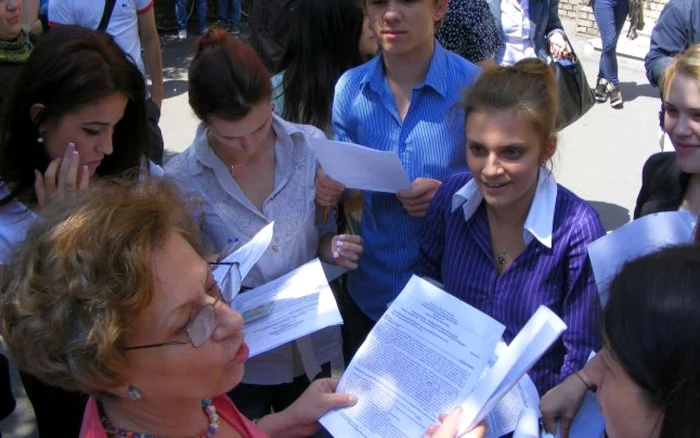 Elevii aşteaptă rezultatele parţiale de la examene