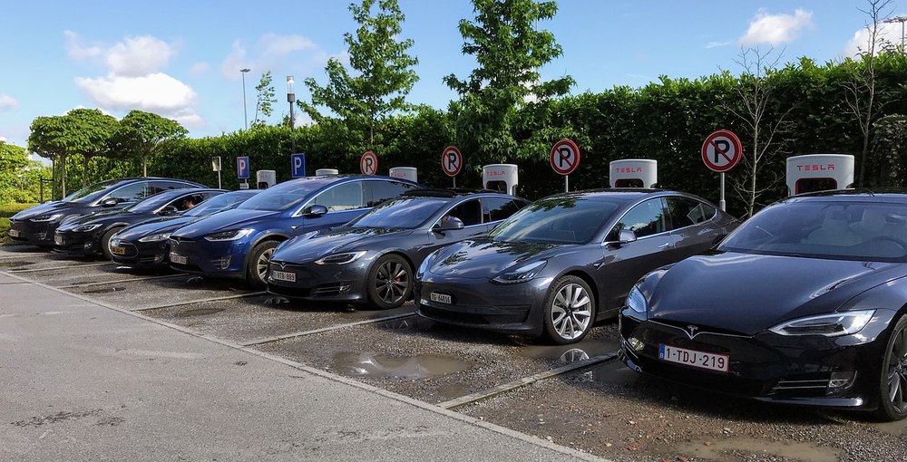 Ucrainenii produc energie și din piatră seacă. Bateriile vechilor mașini Tesla, folosite în timpul penelor de curent 