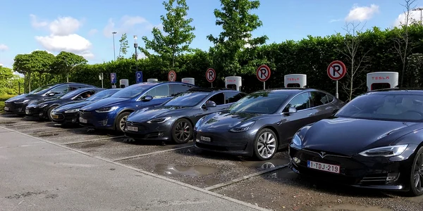 masina electrica tesla 3 jpg