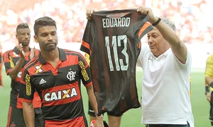 Antrenorul român le  prezintă cadoul fanilor jpeg