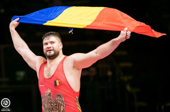 Alin Alexuc flutură tricolorul după cucerirea titlului european la lupteFOTO: Federația Internațională de Lupte
