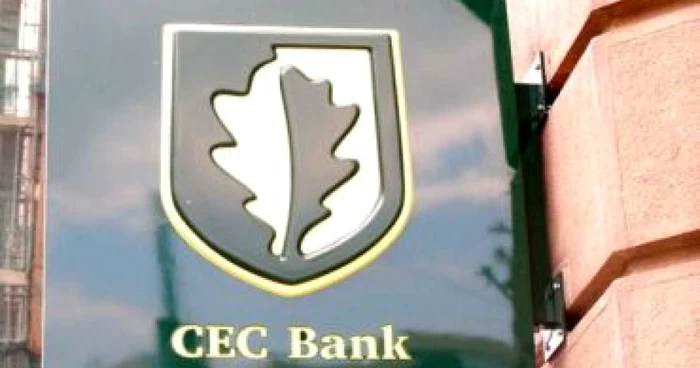 Sigla CEC Bank în fața unui sediu al băncii