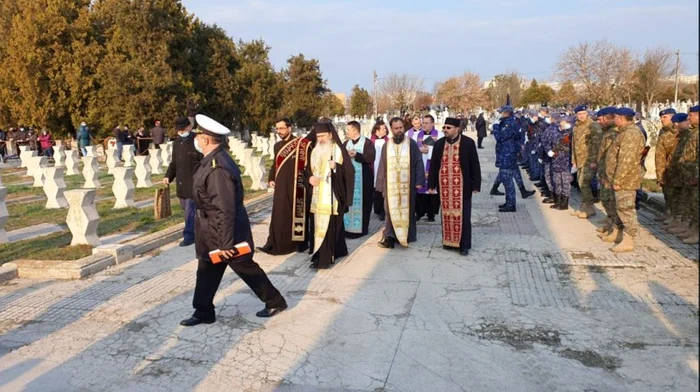 Preoţii care au oficiat slujbele de înmormântare ale celor şase militari foto: ziarulconstanta.ro