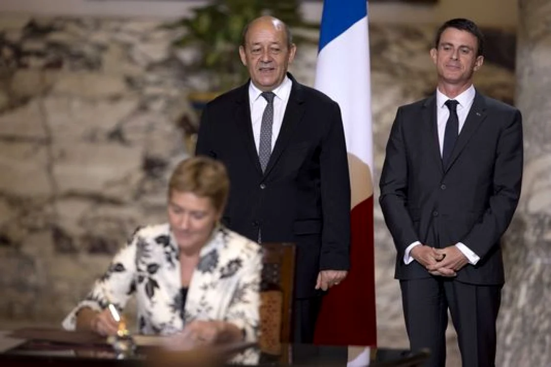 Jean-Yves Le Drian (centru) şi ManuelValls (dreapta) sunt într-o vizită oficială la Cairo. FOTO AFP