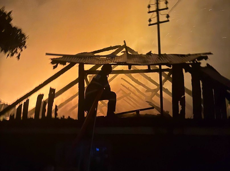 Au copt vinete în curte, dar nu au stins focul: un incendiu uriaș a izbucnit peste noapte în Cluj. „Bubuia ca petardele”