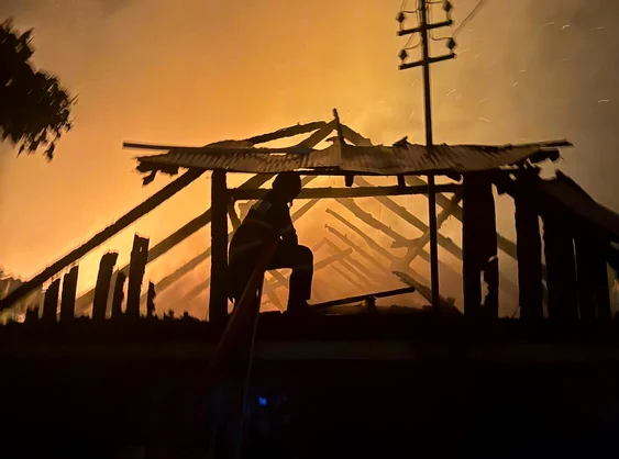   Incendiu violent în Florești, după ce o familie ar fi copt vinete FOTO: Traiesc in Florești/FB