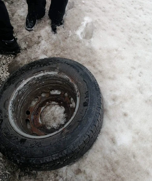 Roțile sărite de la microbuz au ajuns pe un câmp FOTO Alina Iosif