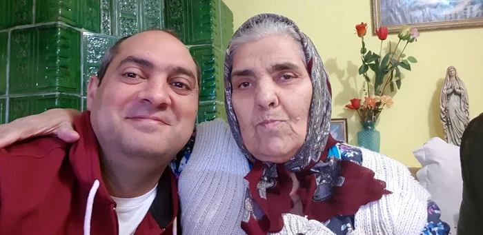 Gelu Duminică și mama lui. Foto: Facebook
