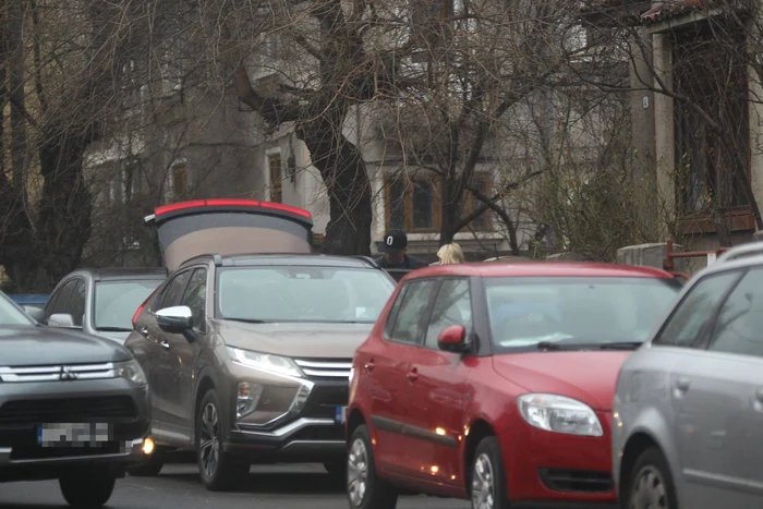 Laura Cosoi și Cosmin Curticăpean, pregătind mașina pentru minivacanță