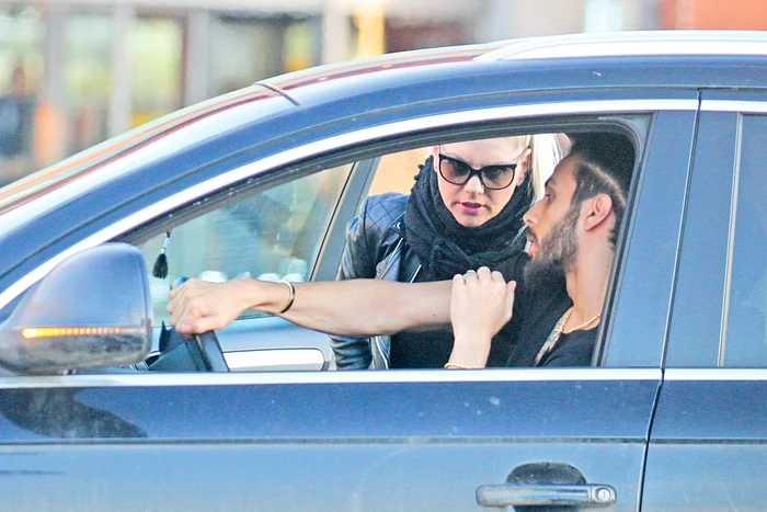 Glance conduce maşina iubitei sale, mai mare decât el cu 10 ani