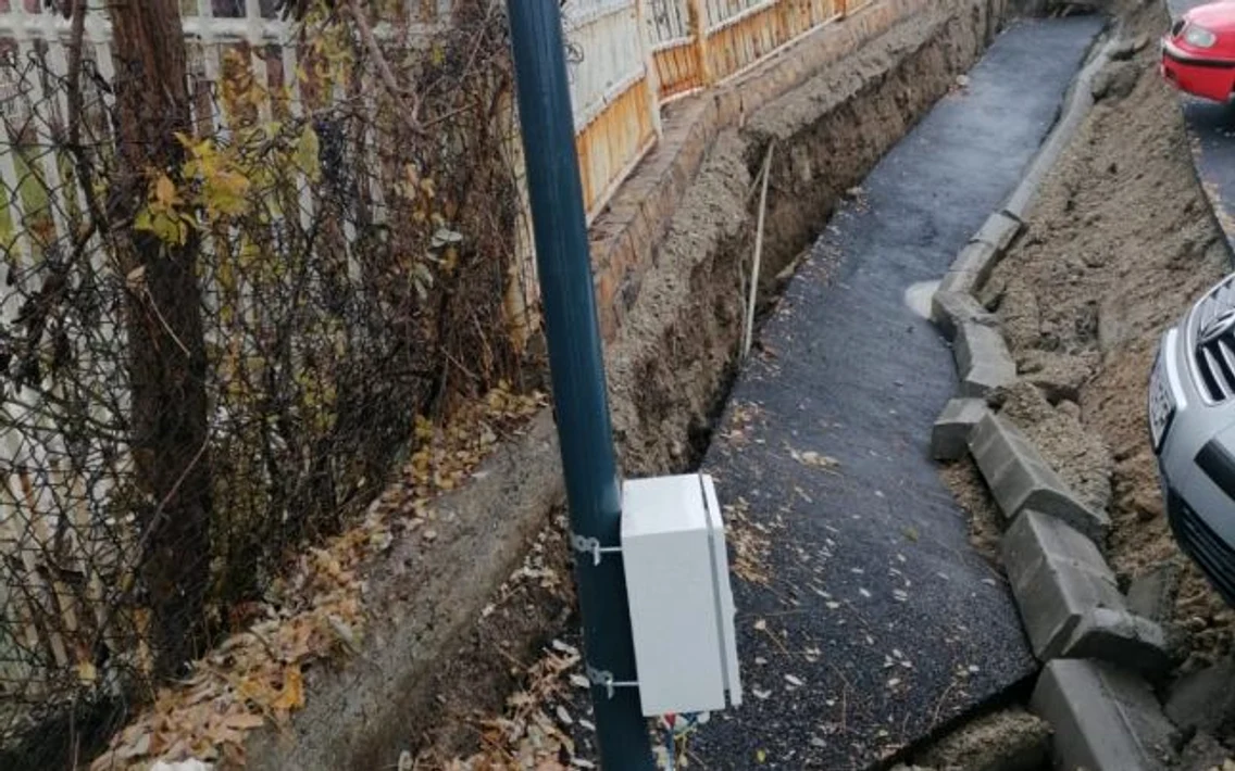 Alunecare de teren în Râmnicu Vâlcea în urma ploilor - zona Petrişor Foto Adevărul