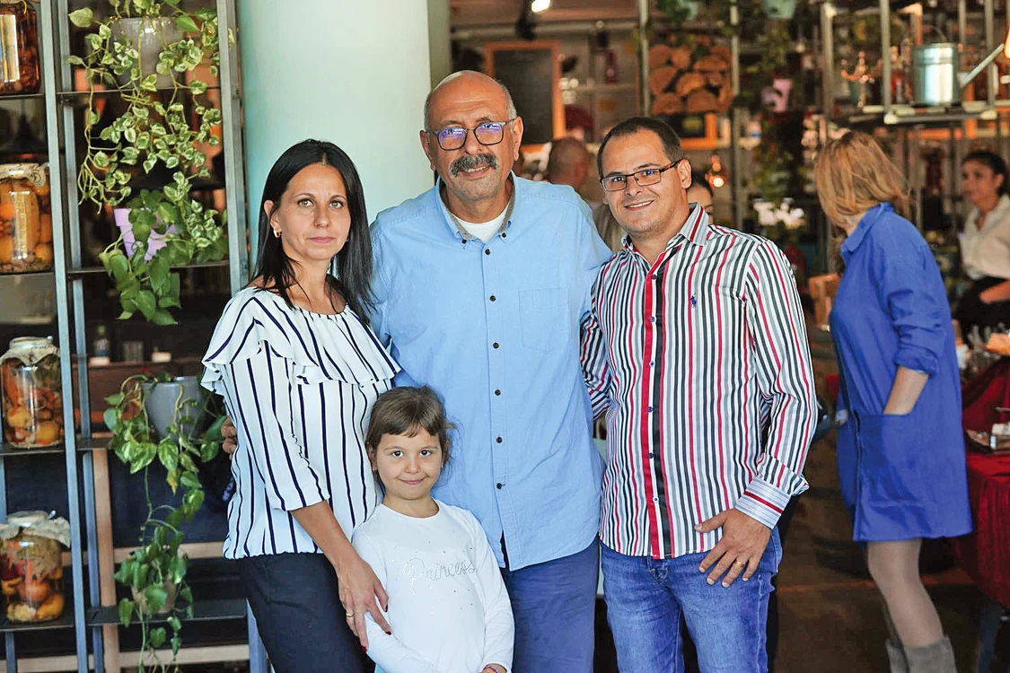 Doctorul Hadi Rahimian, în mijlocul familiei Angiletta
