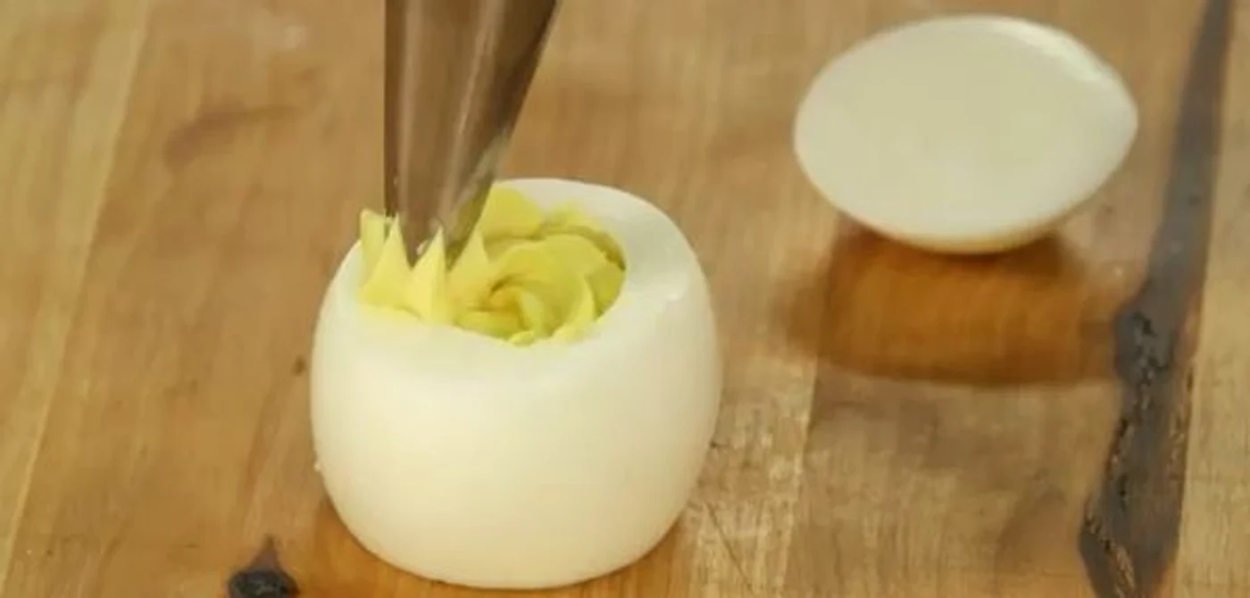 
    Taie ambele capete ale unui ou fiert şi creează un aperitiv pe care copiii îl vor îndrăgi!Foto: Captura Youtube  