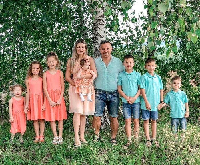 Teodor și Maria Cârnaț, alături de cei șapte copii, într-una dintre cele mai frumoase fotografii de familiefoto: Facebook / Teodor Cârnaț