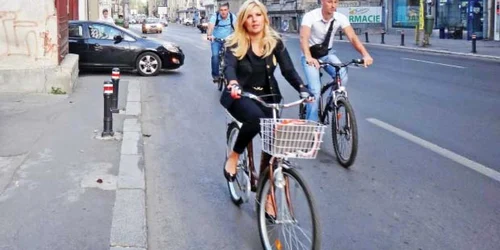 Elena Udrea a venit la muncă pe bicicletă  