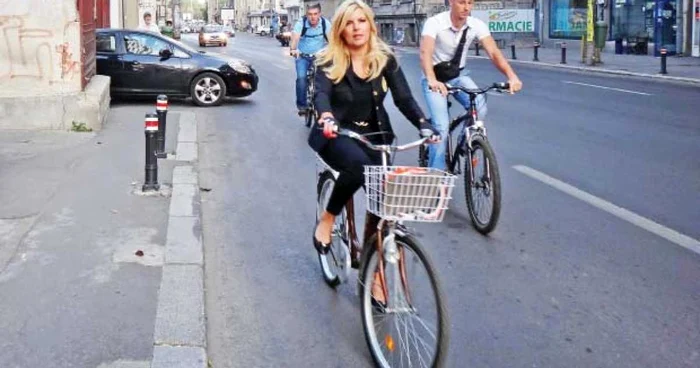 Elena Udrea a venit la muncă pe bicicletă
