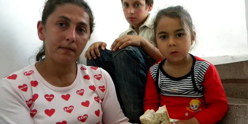 Familia Conache va pleca din scara blocului spre o casă din Periș