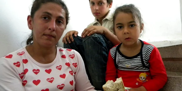 Familia Conache va pleca din scara blocului spre o casă din Periș