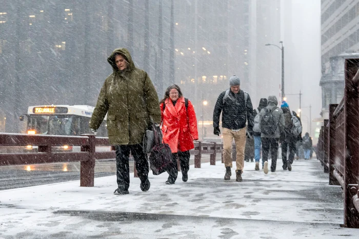 Oameni susprinși de ninsoare într-un oraș din SUA
