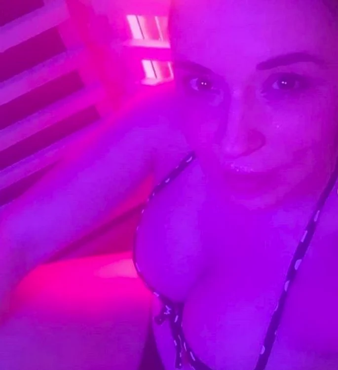 Andreea Marin, decoltată la saună 