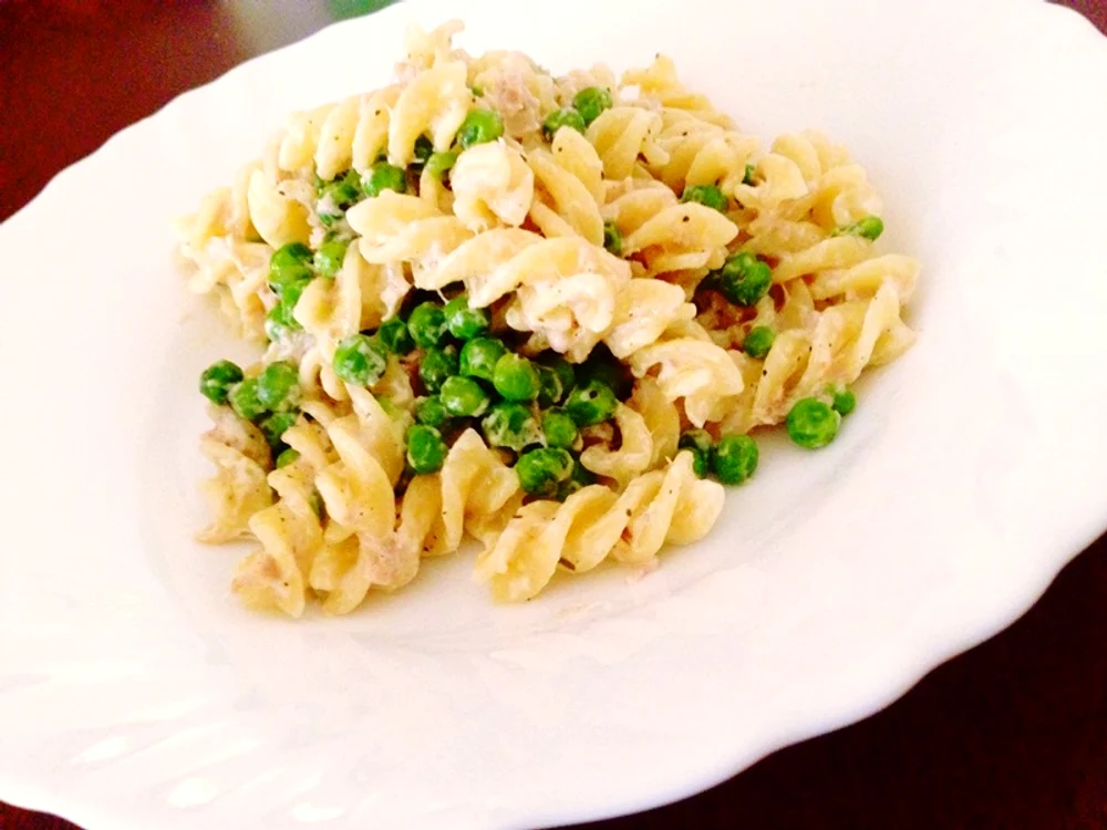 
    Fusilli cu mazăre şi ton  