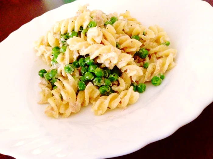 
    Fusilli cu mazăre şi ton  