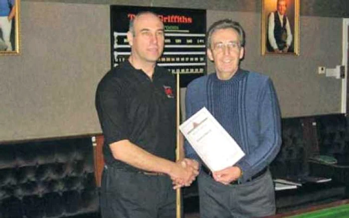 Dragoş Cozmaciuc a primit diploma de antrenor în 2005 Foto: snooker.ro