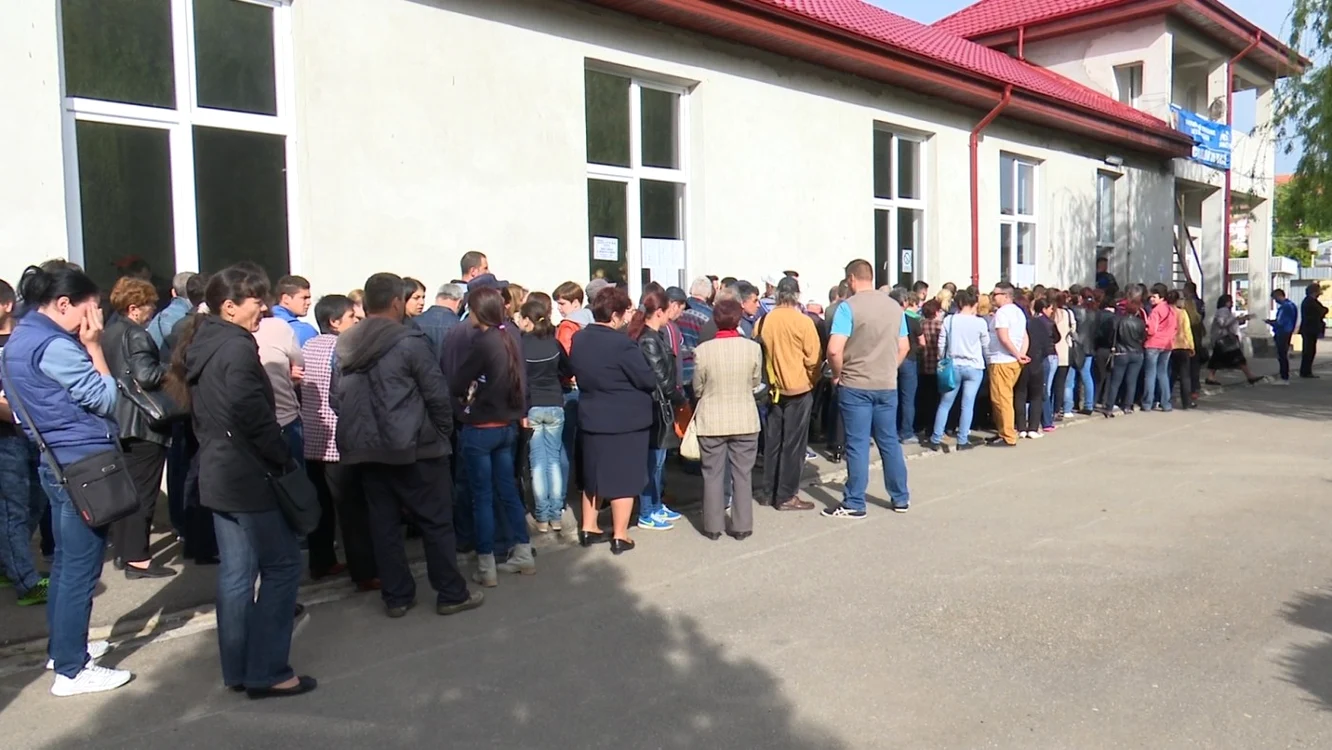 Sute de buzoieni au stat la coadă pentru angajare