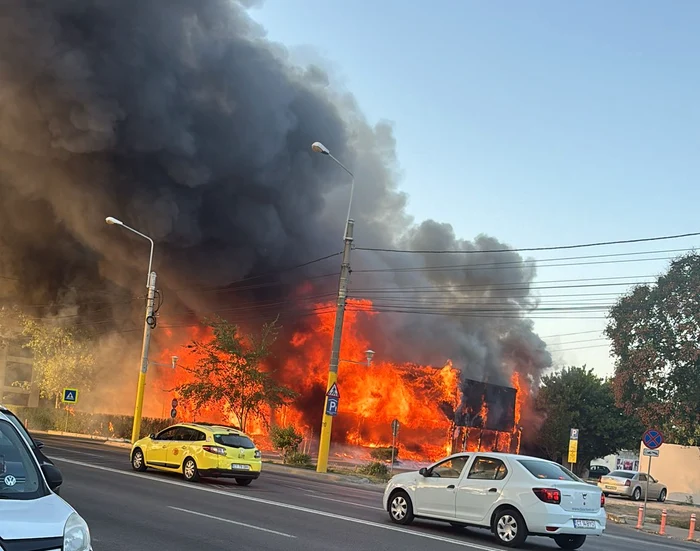 Incendiu la fostul club Bellagio din stațiunea Mamaia Foto: ISU Constanța