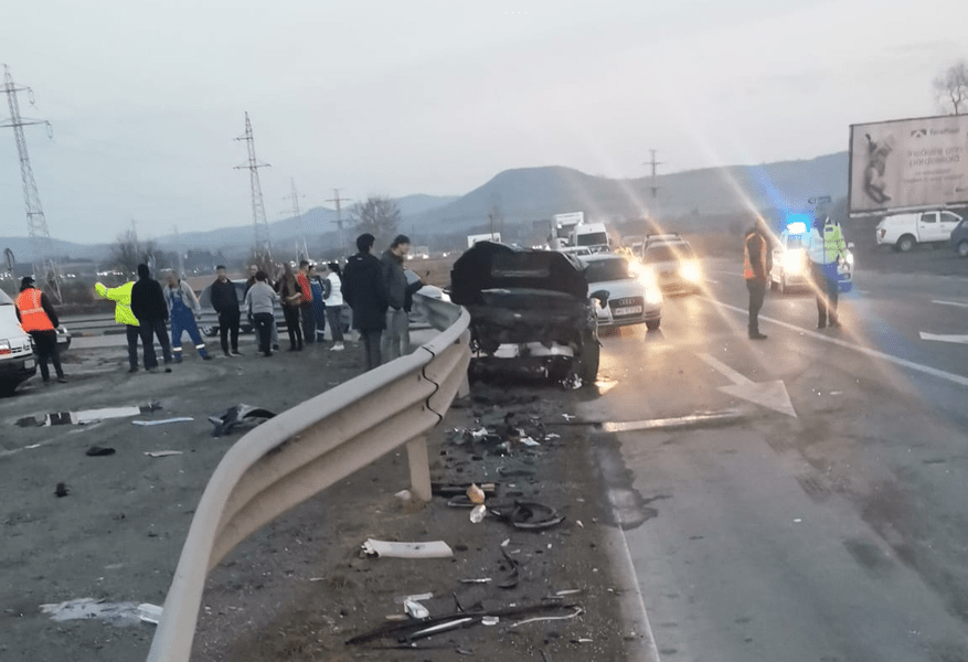 Victimă a unui accident rutier, transportată cu elicopterul SMURD. A suferit o fractură de bazin