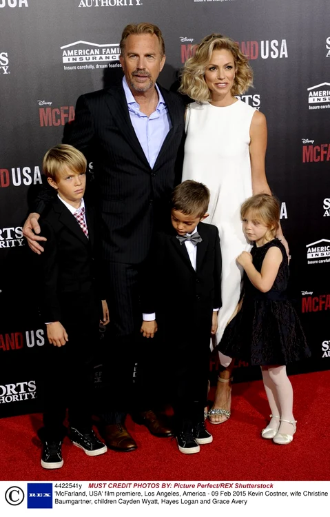 kevin costner christine baumgartner cayden wyatt hayes logan and grace avery rexfeatures 4422541y jpeg
