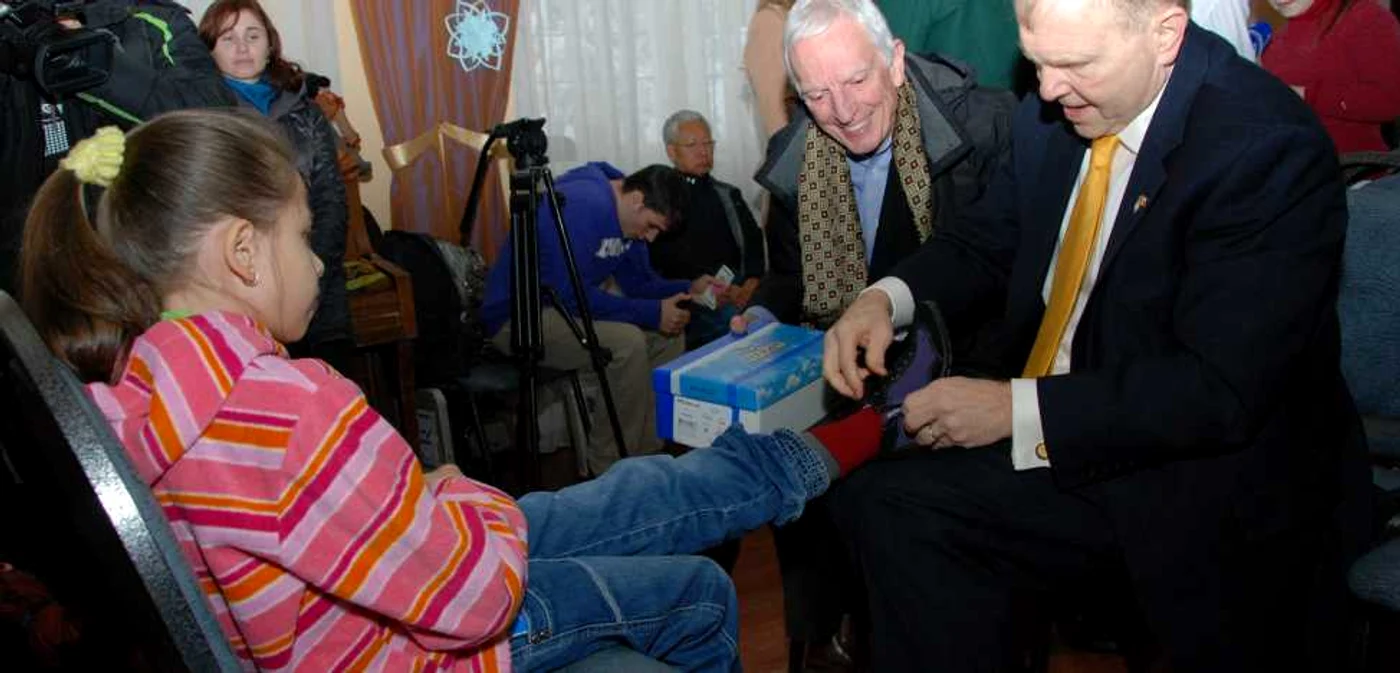 William Moser a încălţat personal câţiva copii FOTO ambasada SUA