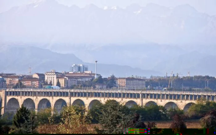 Podul de acces în Cuneo, cu Alpii Maritimi în fundal
