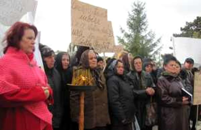 Enoriaşii au protestat în faţa Prefecturii timp de aproximativ trei ore 