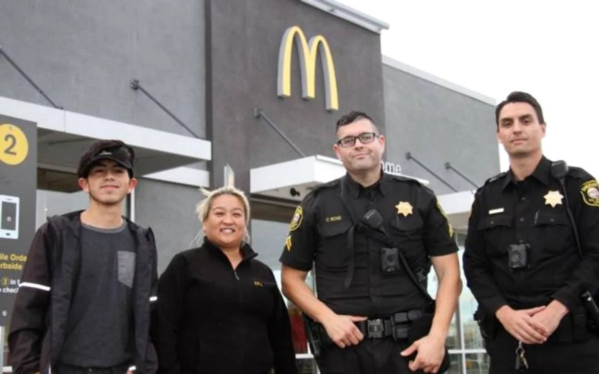 Angajaţii restaurantului alături de poliţişti FOTO The Modesto Bee