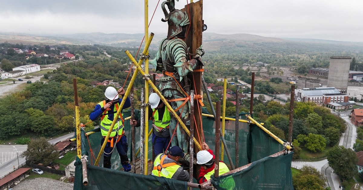 Statuia lui Ioan de Hunedoara demontată: descoperiri misterioase pe armura cavalerului la Castelul Corvinilor