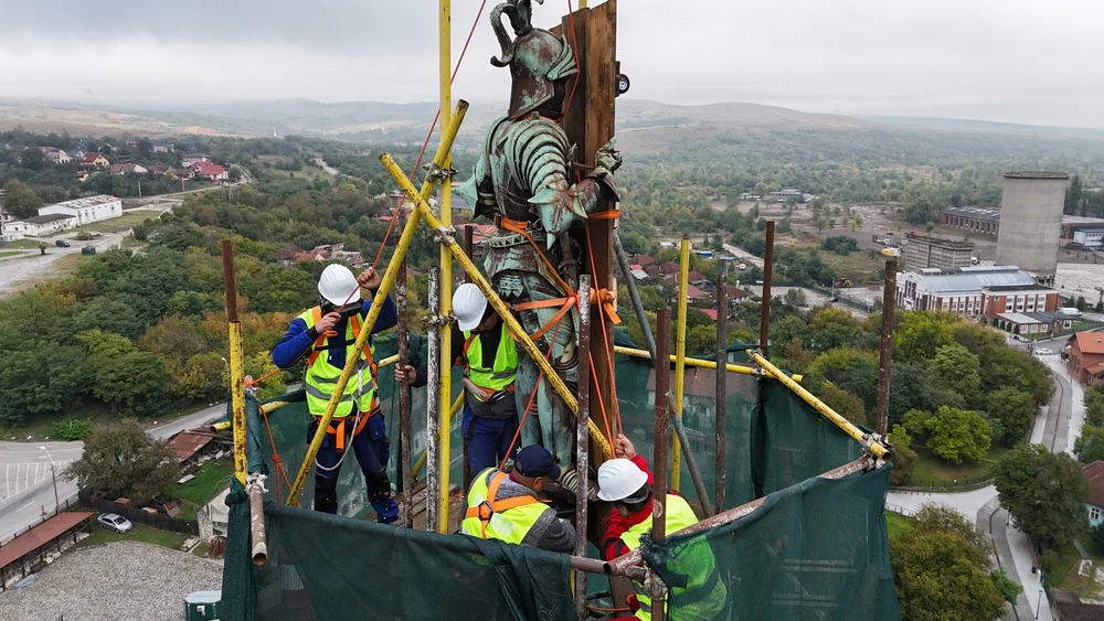 Statuia lui Ioan de Hunedoara, dată jos din turn. Urme stranii găsite pe armura cavalerului de la Castelul Corvinilor