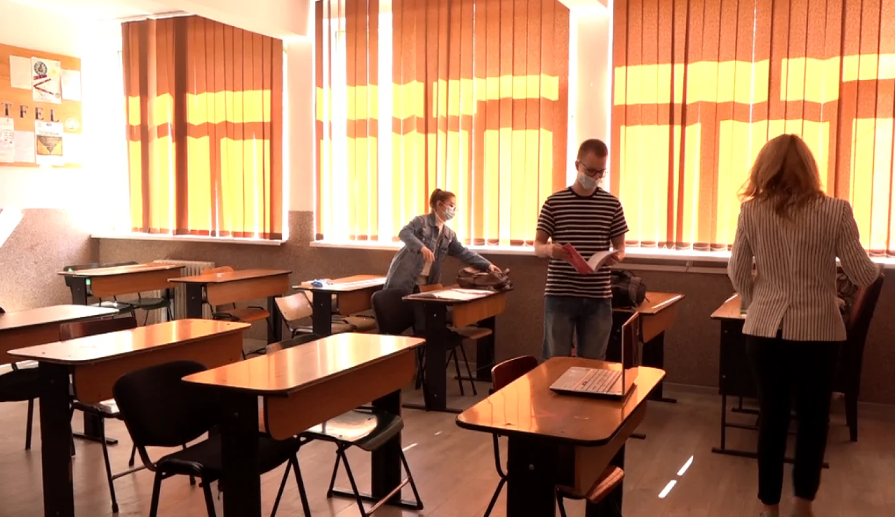 Luni, 8 noiembrie, elevii reiau cursurile după două săptămâni de vacanţă forţată Foto. Arhivă