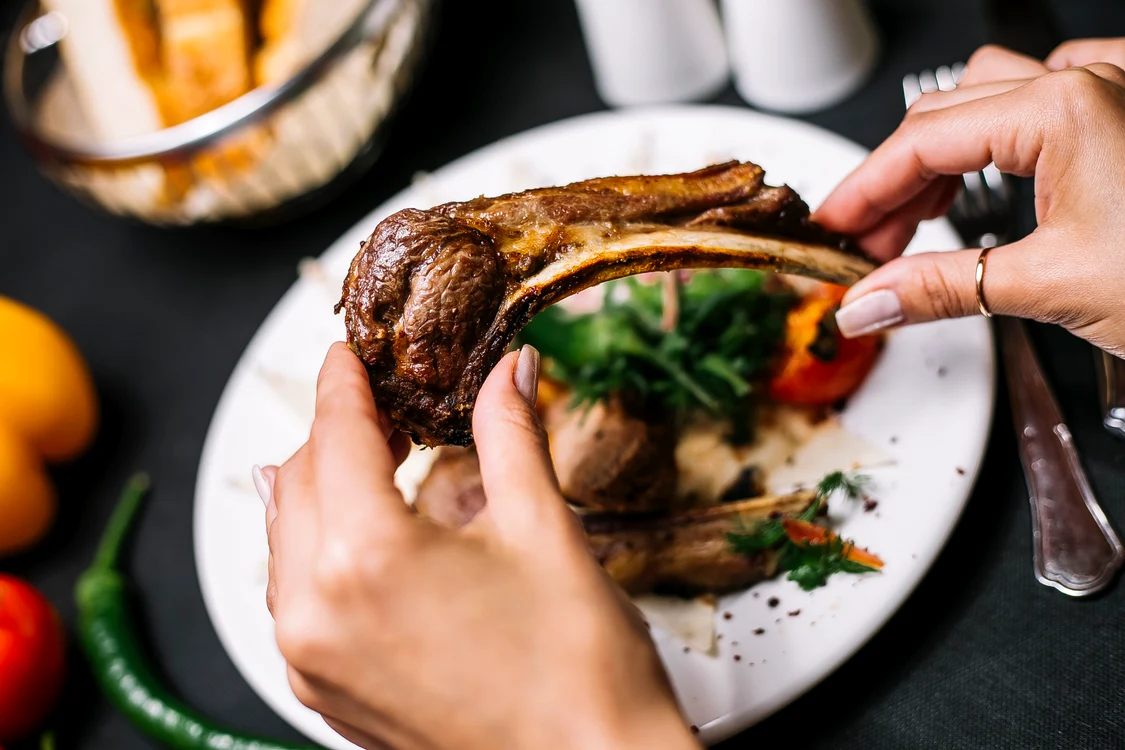 Evreii mănâncă și ei carne de miel la masa de Paște, dar numai fript / foto: freepik.com