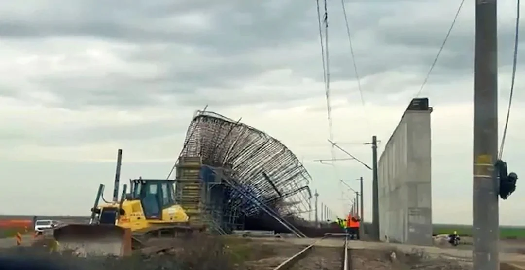 Trenuri blocate între Timişoara şi Arad, după ce armătura unui pasaj aflat în construcție s-a prăbuşit peste liniile de cale ferată