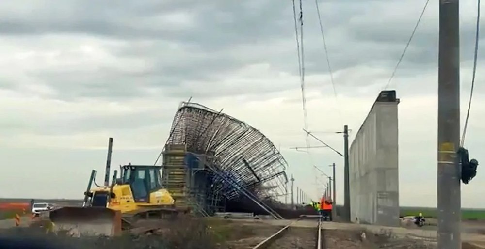Trenuri blocate între Timişoara şi Arad, după ce armătura unui pasaj aflat în construcție s-a prăbuşit peste liniile de cale ferată