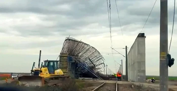 Armătura s-a prăbușit peste calea ferată FOTO: Opinia Timișoarei