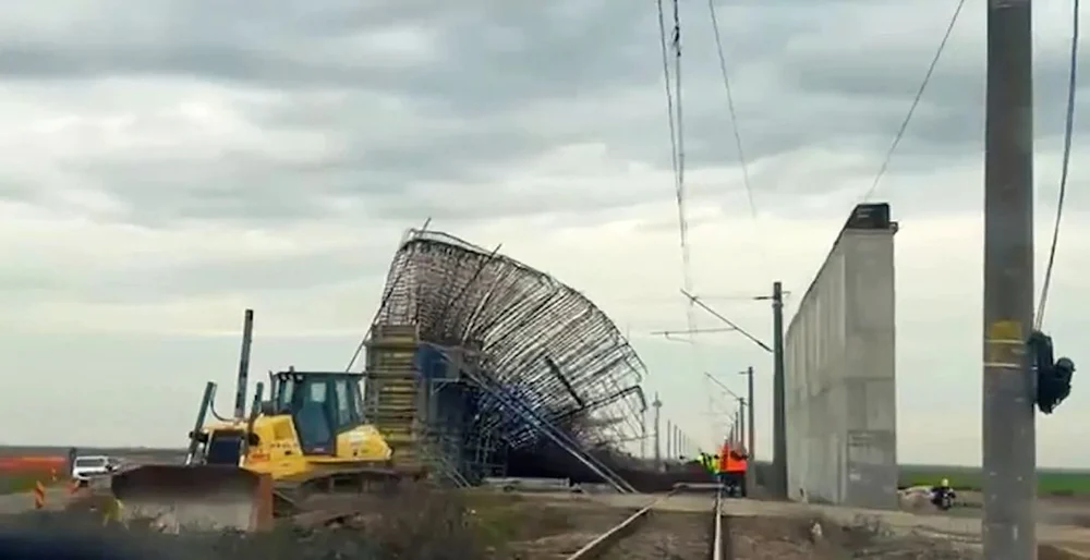 Trenuri blocate între Timişoara şi Arad, după ce armătura unui pasaj aflat în construcție s-a prăbuşit peste liniile de cale ferată