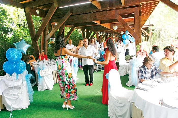 La botezul băieţelului, Voicu şi soţia dansau fericiţi