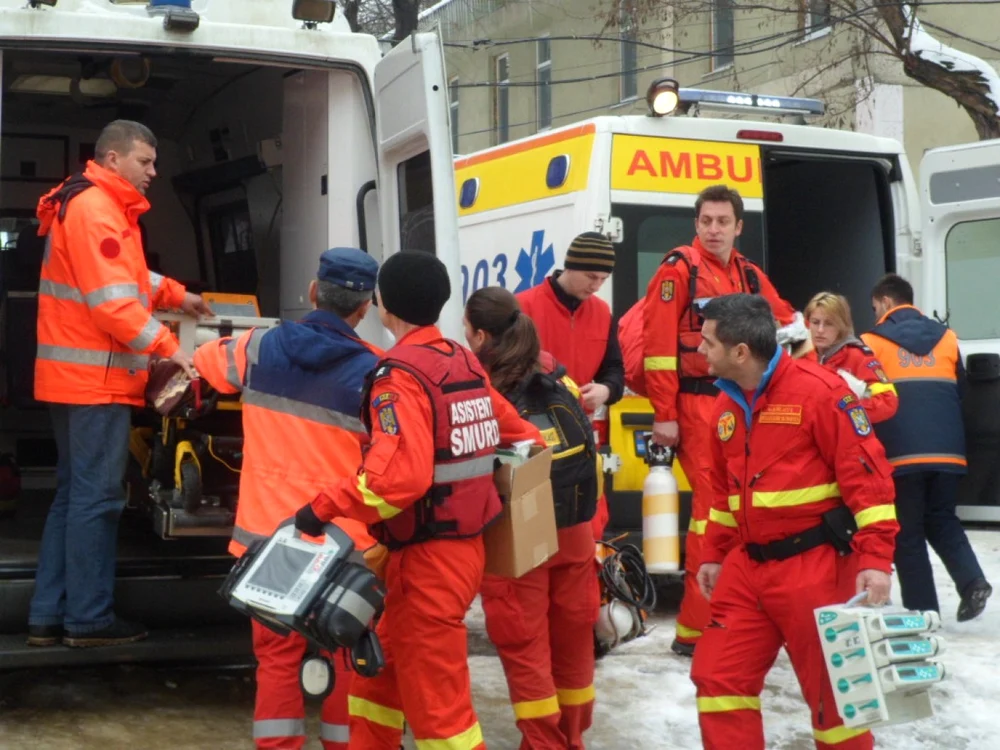 O echipă de medici SMURD din Bucureşti au preluat trei victime din Republica Moldova. FOTO Adevărul