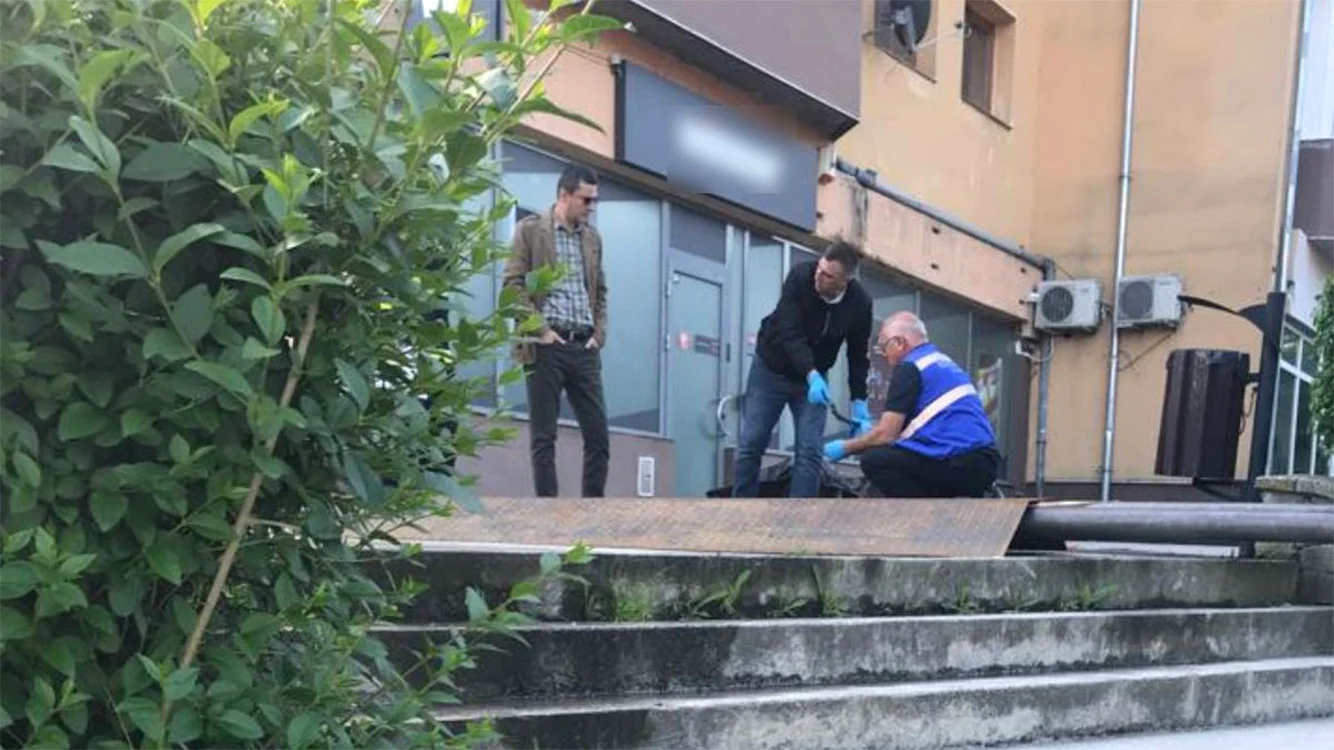 Băiatul de 19 ani s-a stropit cu benzină înainte de a-şi da foc