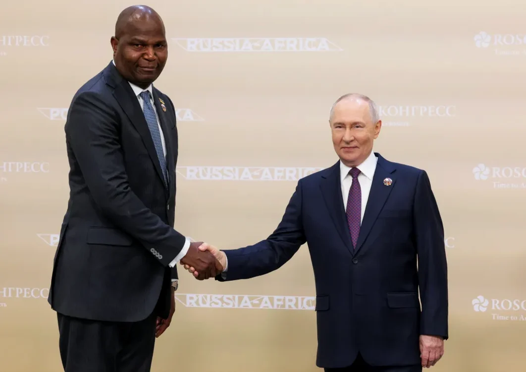 Președintele rus Vladimir Putin și omologul său mozambican, Daniel Chapo