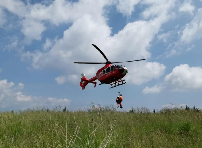 Momentul în care unul dintre piloţi a fost salvat cu elicopterul