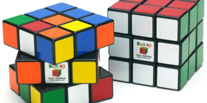 Pentru oamenii obişnuiţi, un cub Rubik se rezolvă după o muncă de câteva minute bune